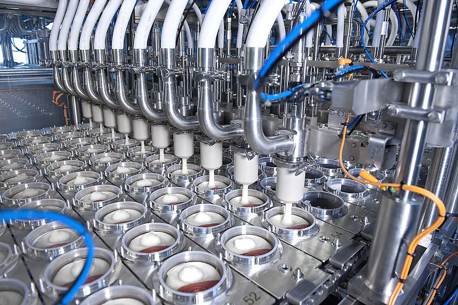 YAOURT GREC – Machine de conditionnement linéaire volumétrique haute cadence – LINEA
