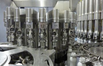Boucheuse aseptique avec conception hygiénique : la partie mécanique est située en dessous de la zone stérile
