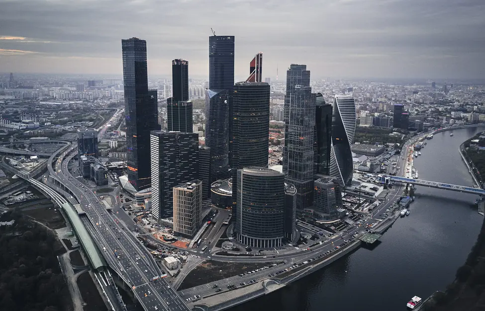 Moscou compte environ 12 600 000 habitants, ce qui en fait la ville la plus peuplée à la fois de Russie et d&rsquo;Europe.
