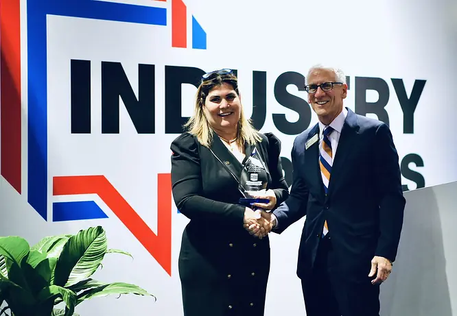 Rose Graffin, Présidente Directrice Générale de Serac Holding, accepte le prix « Packaging & Processing Hall of Fame » en l&rsquo;hommage de son fondateur JJ Graffin.
