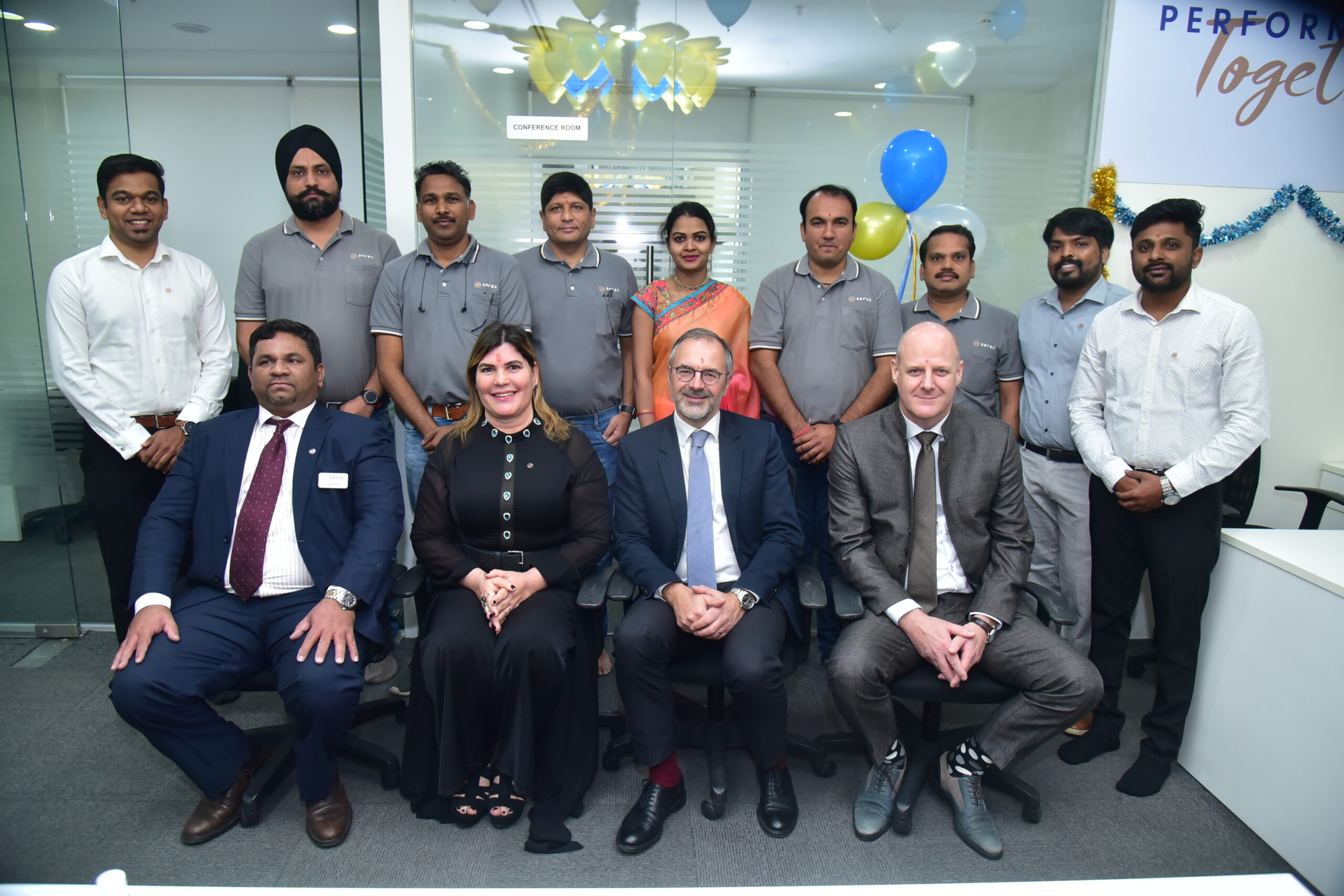 In the foreground : Deepak KAMAT, Managing Director, Serac India | Rose Graffin, President and CEO of Serac Holding | Philippe Farrugia, Executive General Manager, Serac Group | Paul Heskens, Managing Director, Serac Asia |
In the background: the fabulous team of Serac India
